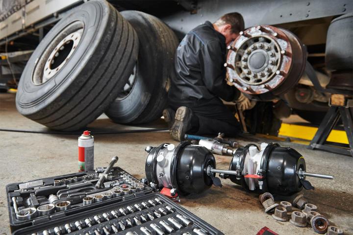 A dedicated team to deliver top-notch truck tyre repair services.